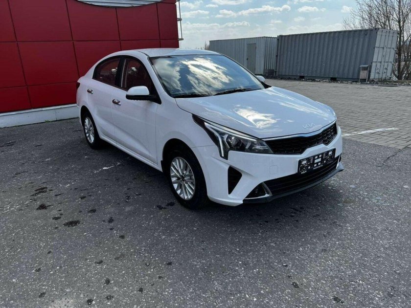Белая Киа Рио 4 2022
