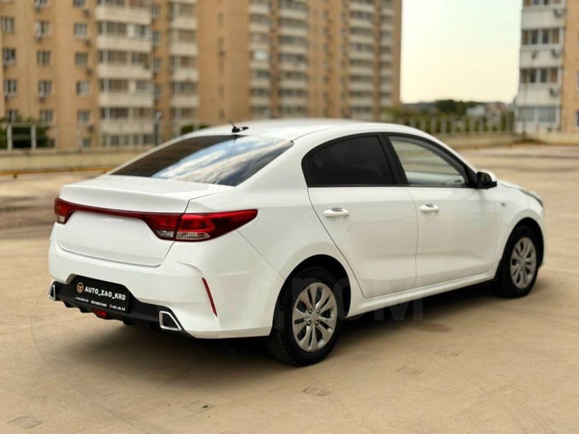 Белая киа рио