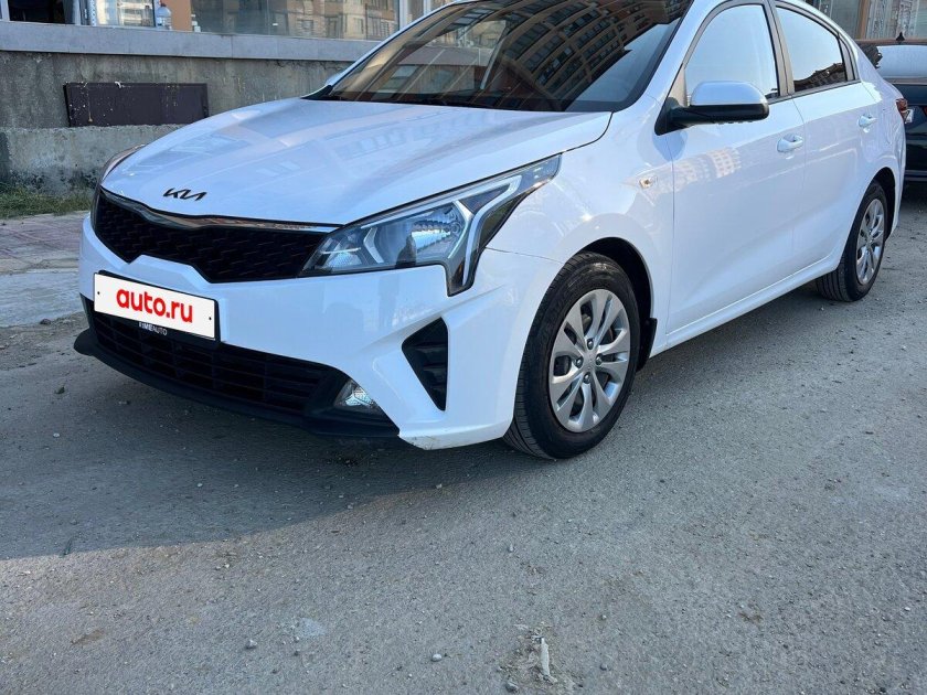 Белая киа рио