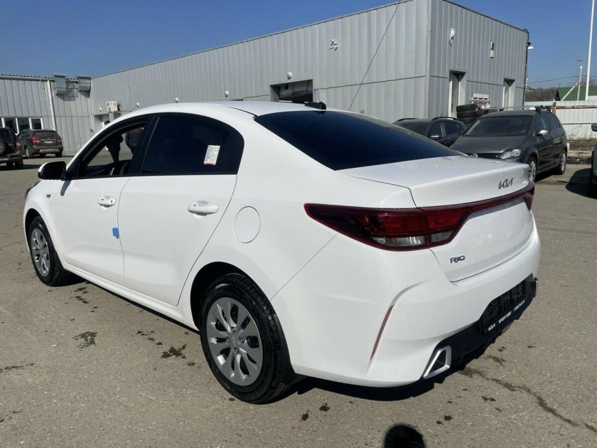 Киа Рио 2022 белая седан