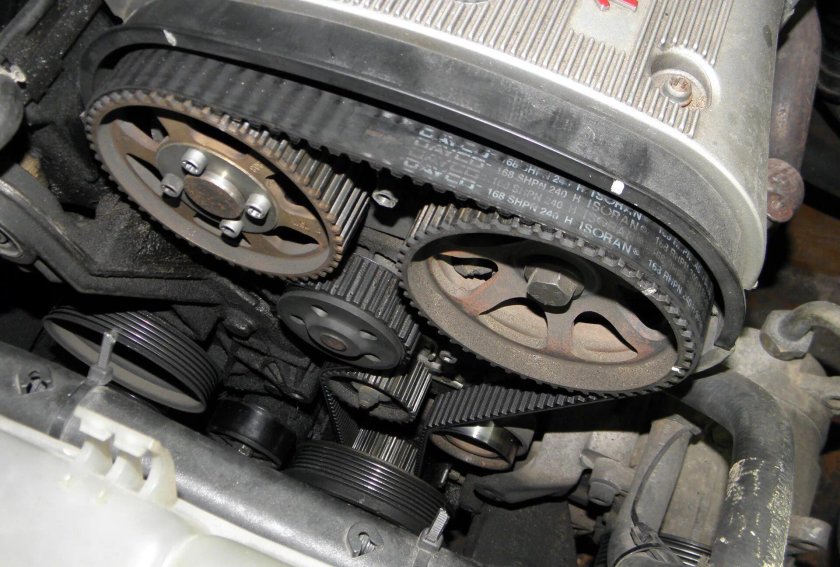 Мотор 2.2 Альфа Ромео цепь или ремень