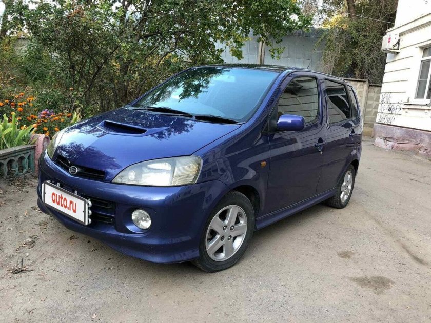 Daihatsu YRV 2001