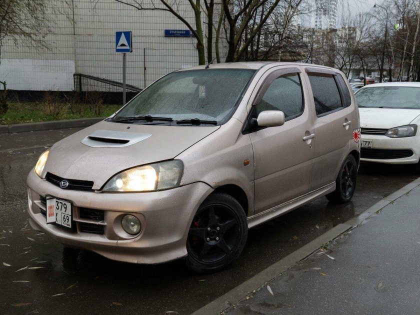 Daihatsu красный