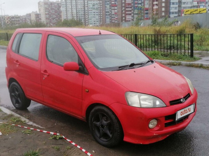 Daihatsu красный