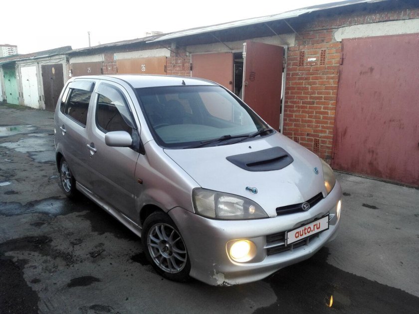 Daihatsu YRV 2001