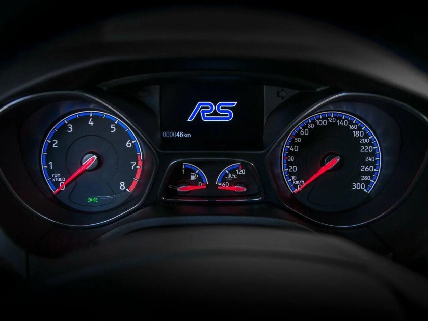 Ford Focus 2 RS приборная панель