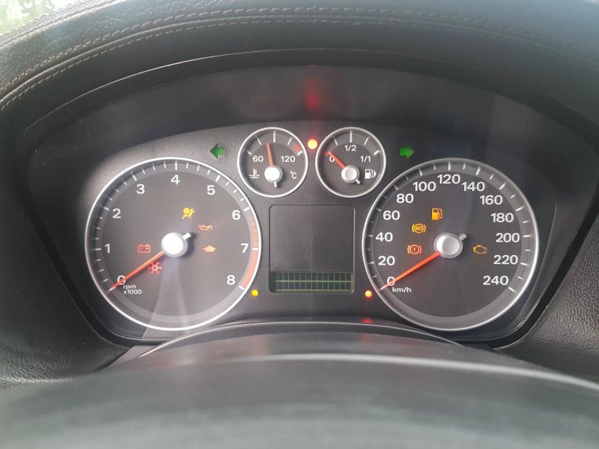 Панель приборов на Ford Focus 2 2006 года