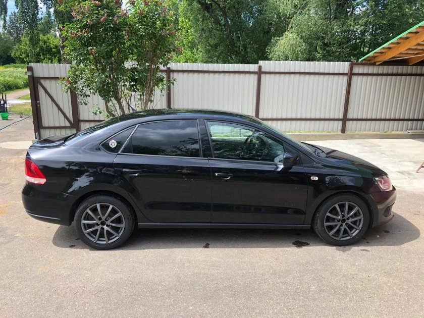 Черный VW Polo sedan r17