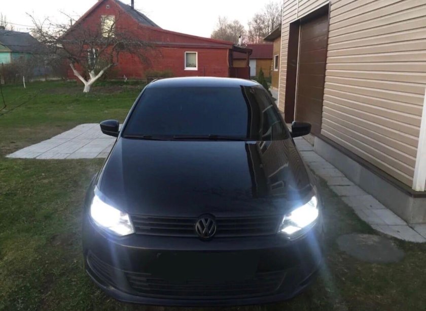Volkswagen Polo черный тонированный