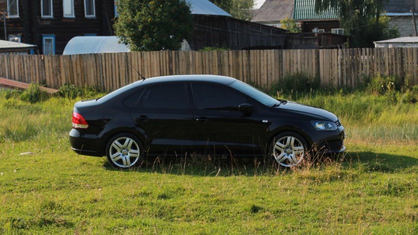 Фольксваген поло седан черный тонированный