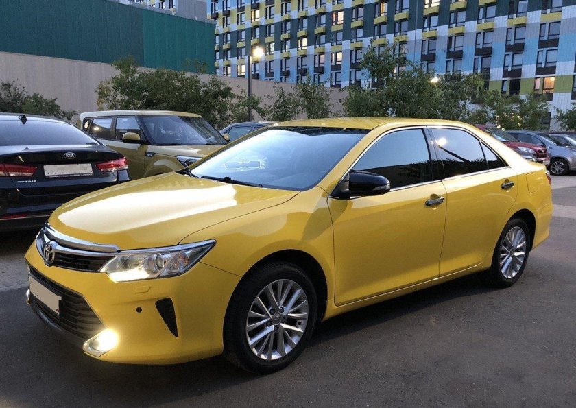 Тойота Камри желтая