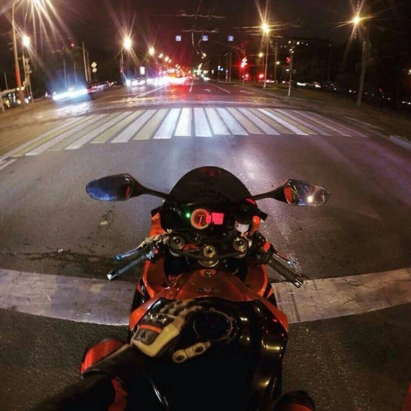 Мотоцикл ночью