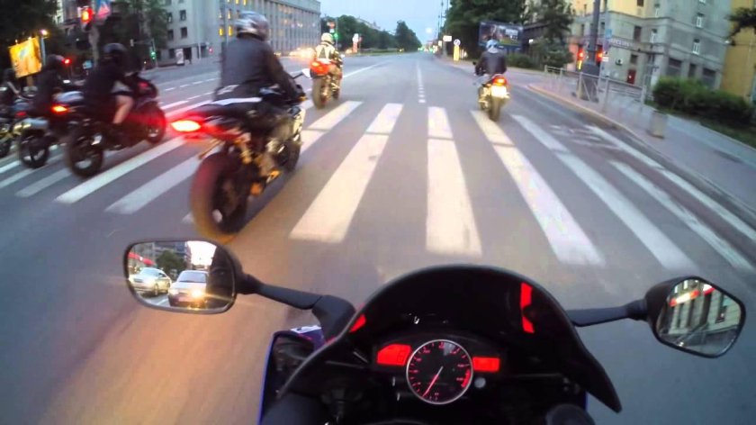 Мотоцикл на светофоре