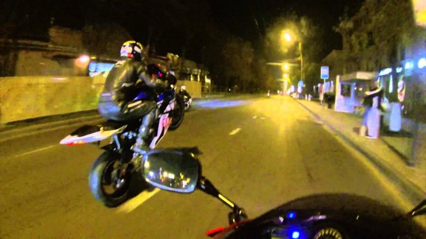 Мотоцикл ночью