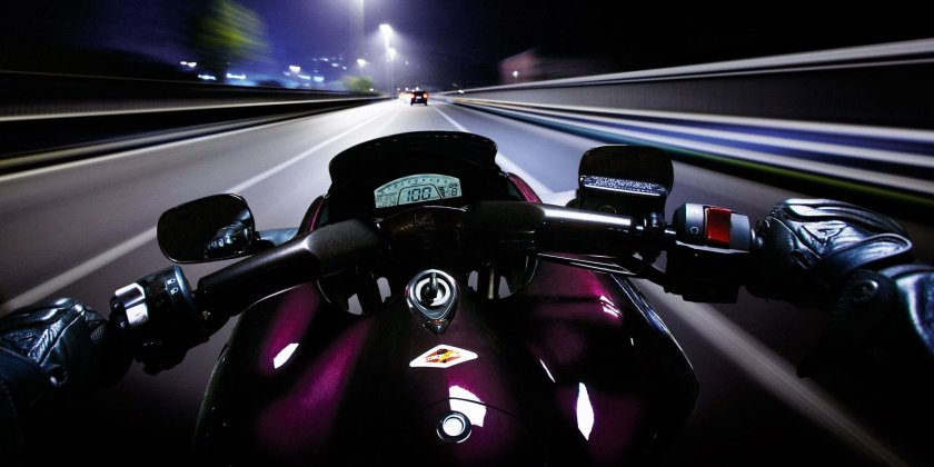 Мотоцикл на дороге