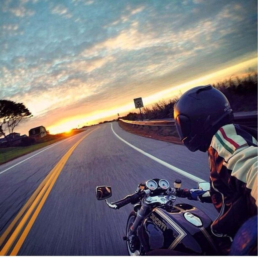 Мотоцикл на дороге