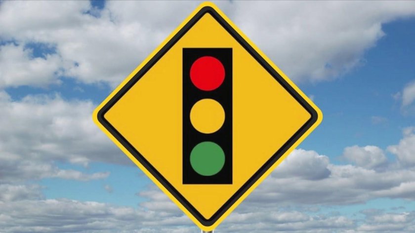 Дорожный знак впереди светофор