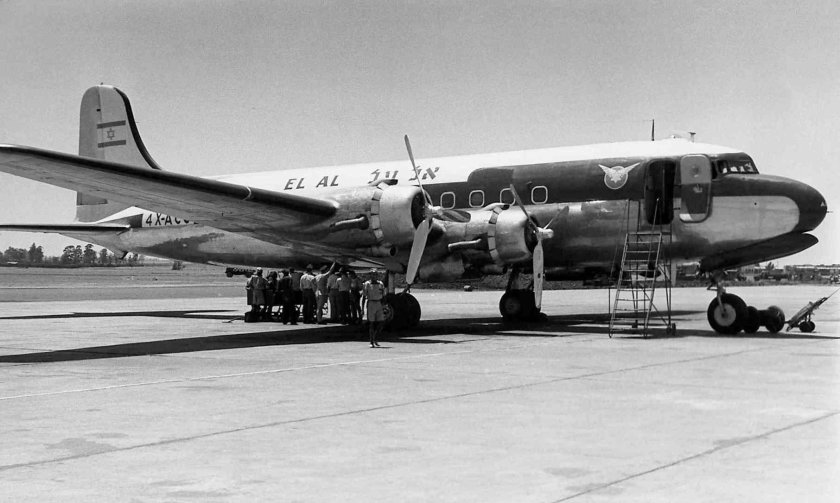 DC-4 самолет