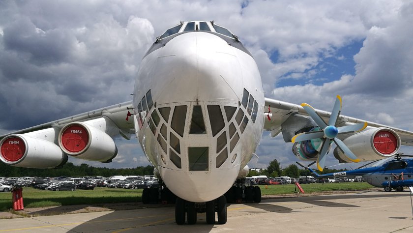 Улыбка самолета ил-76