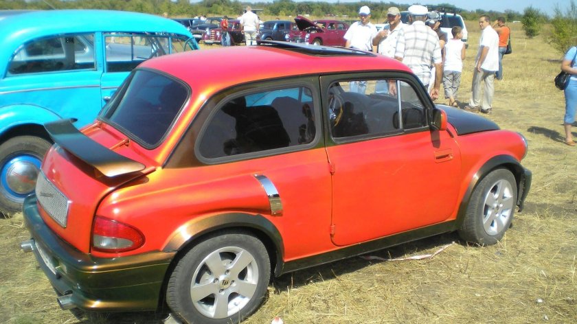 Красный горбатый Запорожец