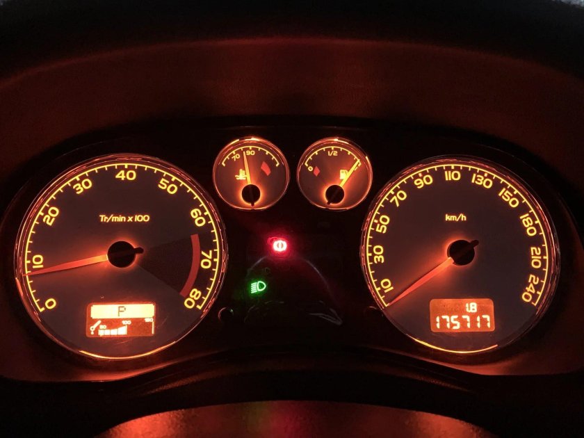 Панель приборов Peugeot 307