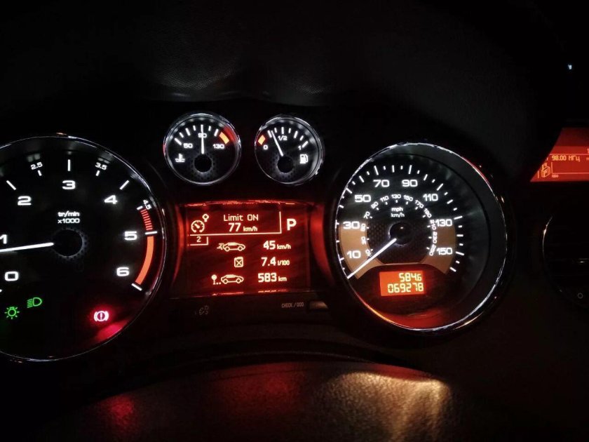 Peugeot 308 приборная панель