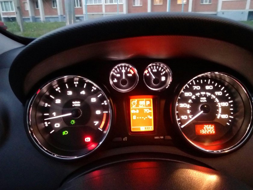 Приборная панель Пежо 308