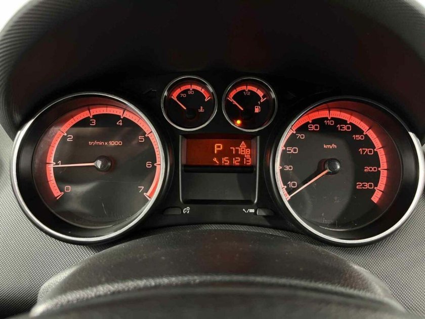 Peugeot 408 приборная панель