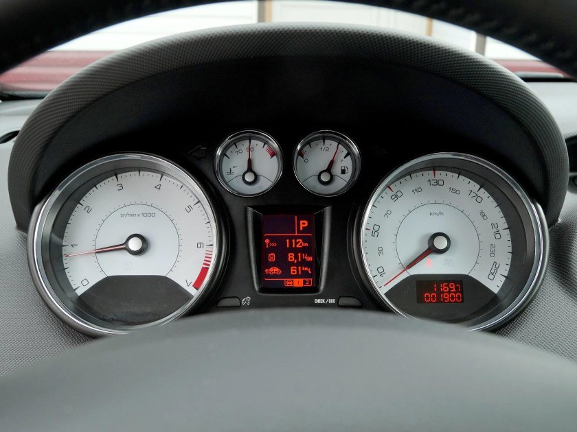 Peugeot 408 приборная панель