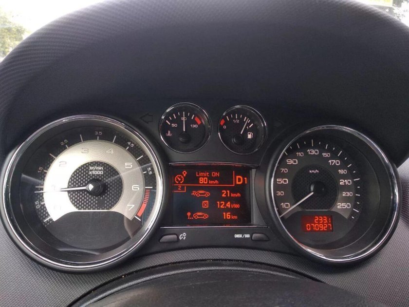 Peugeot 308 приборная панель