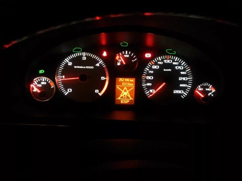 Peugeot 407 панель приборов