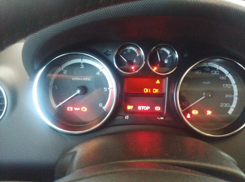 Панель приборов Пежо 308 лампа давления масла