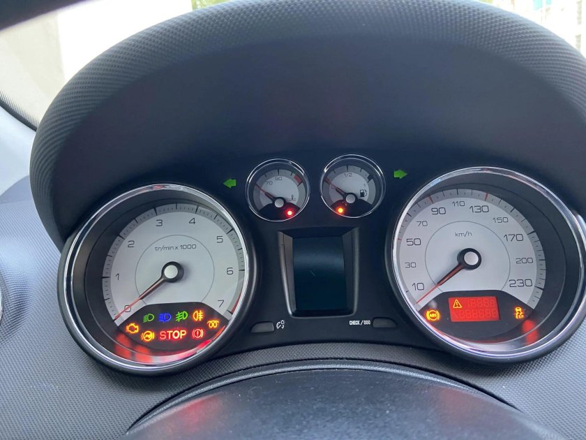 Панель приборов Пежо 408 механика