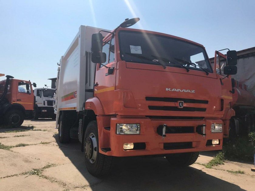 Оранжевый мусоровоз КАМАЗ 53605