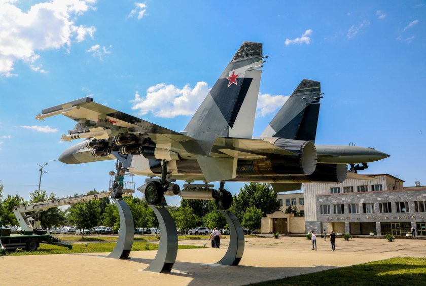 Памятник Су 27 в Ростове на Дону