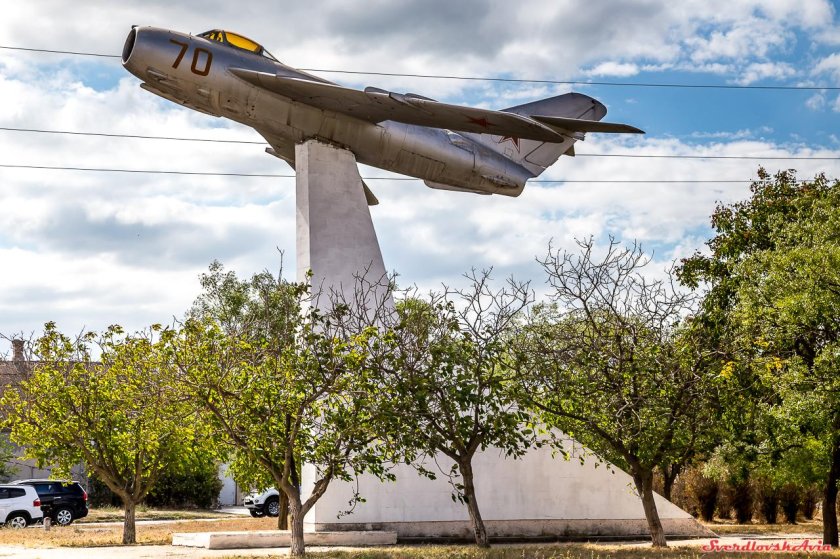 Анапа памятник самолет миг-17