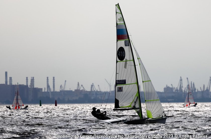 Кубок Америки за победу в гонке на яхтах.
