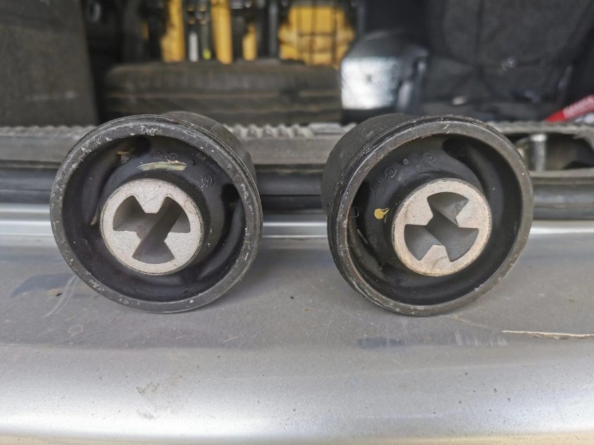 Сайлентблоки задней балки на шкоду Октавия