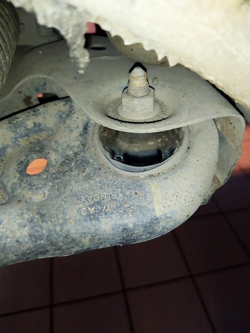 Задние сайлентблоки передних рычагов Шкода Рапид