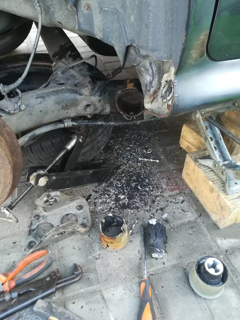 Задние сайлентблоки задней балки Шкода Октавия а7