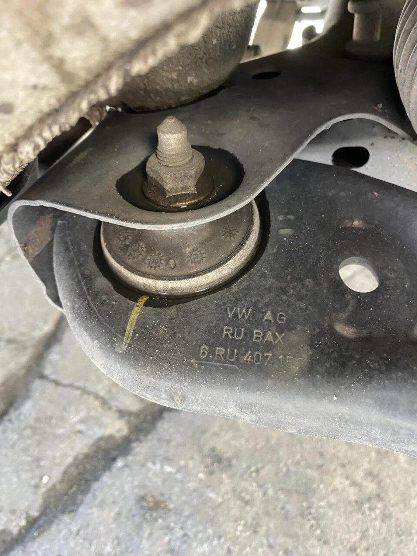 Задний сайлентблок переднего рычага Шкода Рапид