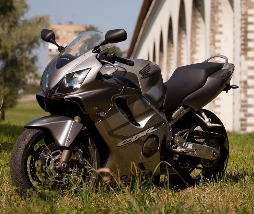 Хонда СБР ф4