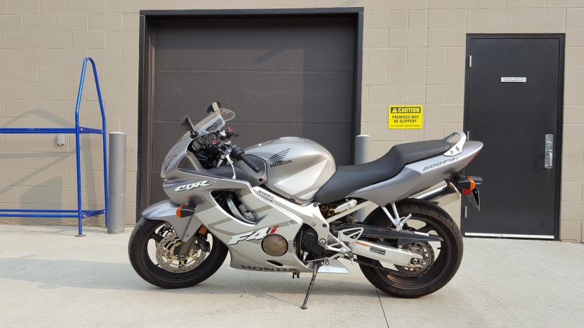 Honda CBR 600 f4i серый