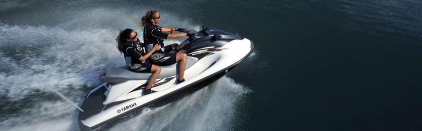 Девушка на гидроцикле