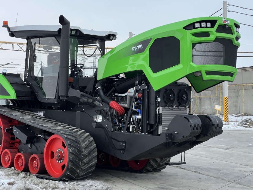 Новый сельскохозяйственный трактор