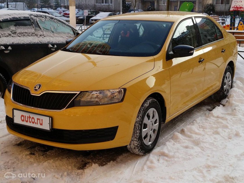 Шкода Рапид 2017 желтая