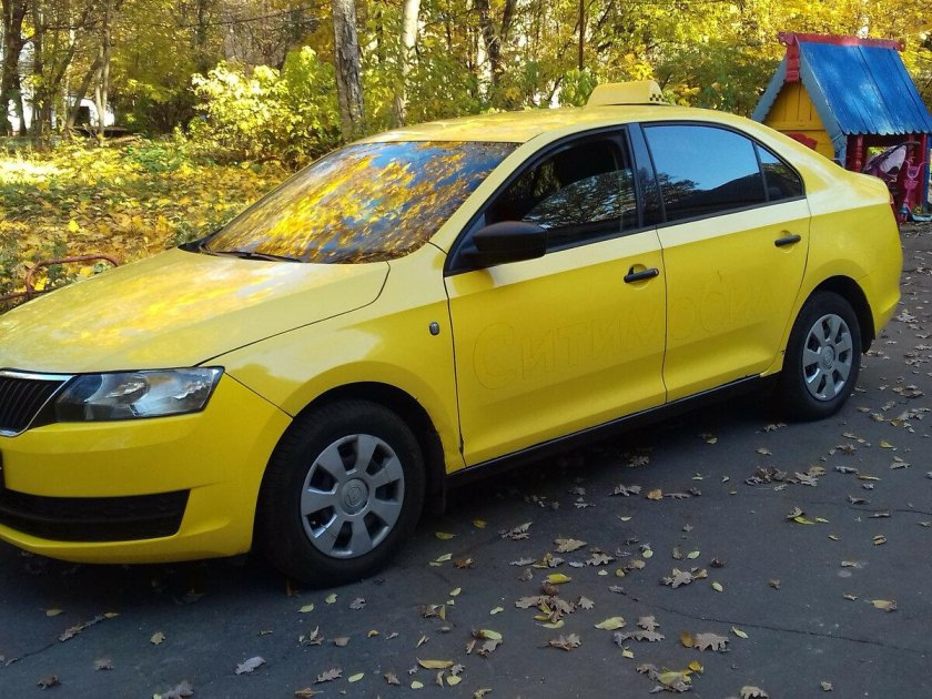 Шкода Рапид желтая