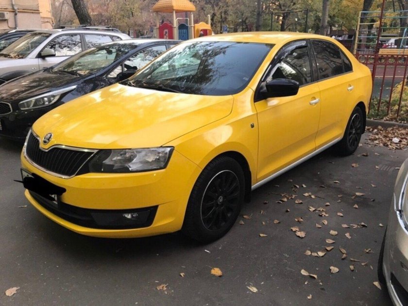 Skoda Rapid желтый
