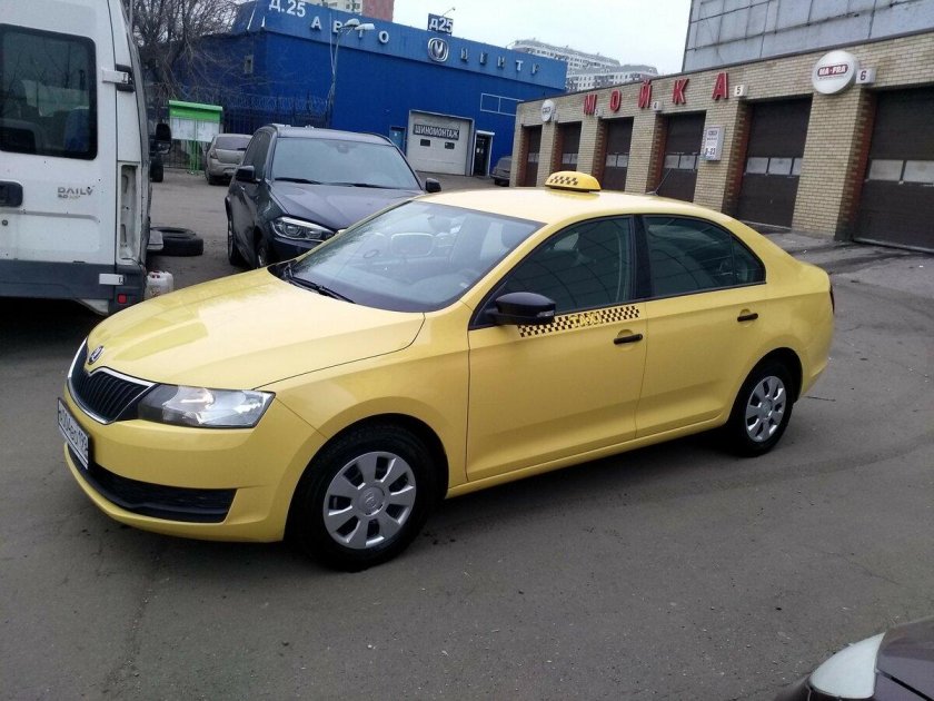 Шкода Рапид 2017 желтая