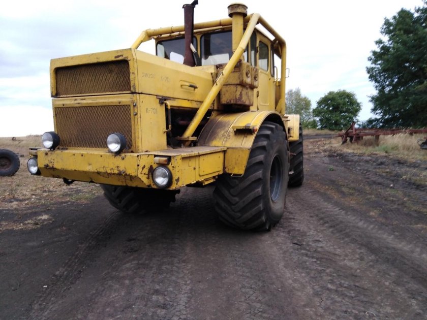 Старый трактор к-700 Кировец
